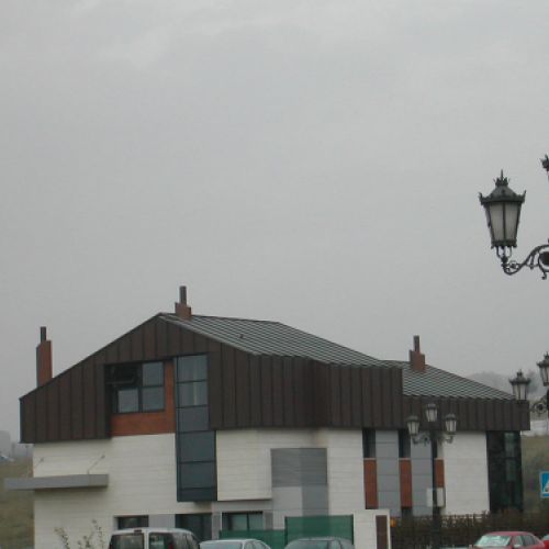 Edificio de dos alturas con enfoque moderno