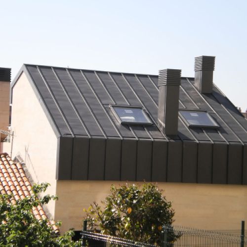 Tejado en zinc con ventanas tipo Velux