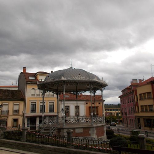 Reforma de la cubierta de templete en una plaza pública